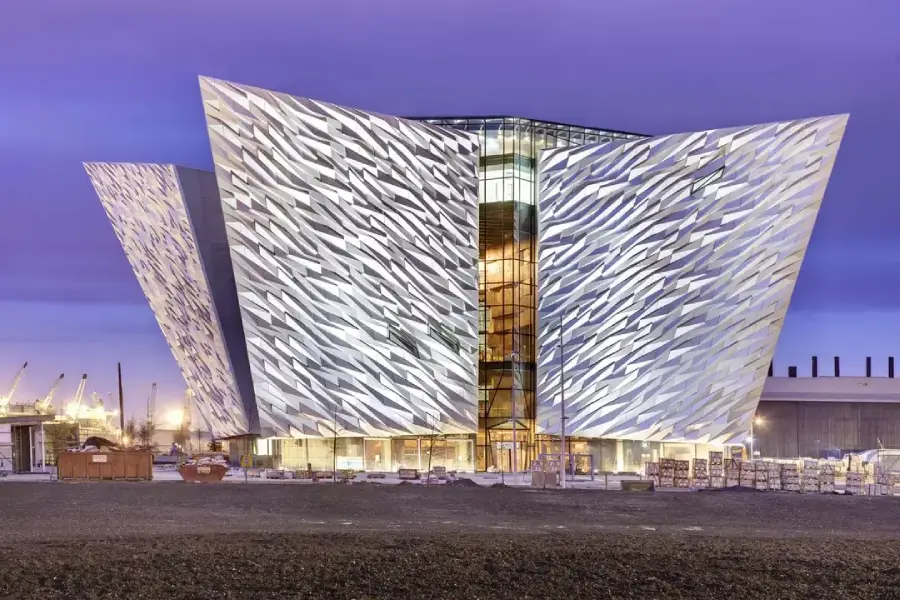 Titanic Belfast es una atracción para visitantes líder en el mundo que cuenta la historia del RMS Titanic, desde su concepción en Belfast a principios del siglo XX