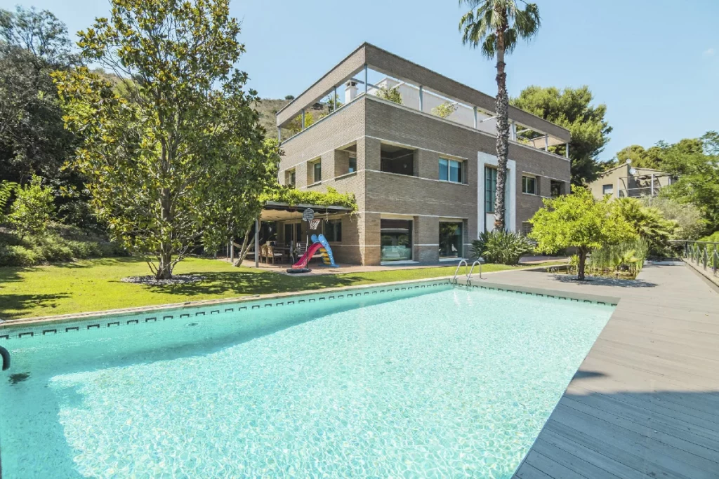 una casa lujosa con un estilo único