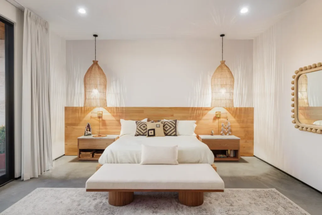 Dormitorio de Casa Tubac con materiales naturales y tonos neutros