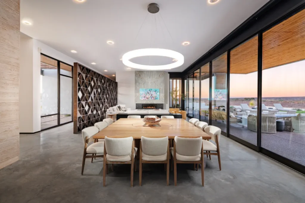 Comedor de Casa Tubac con madera, piedra y tonos naturales