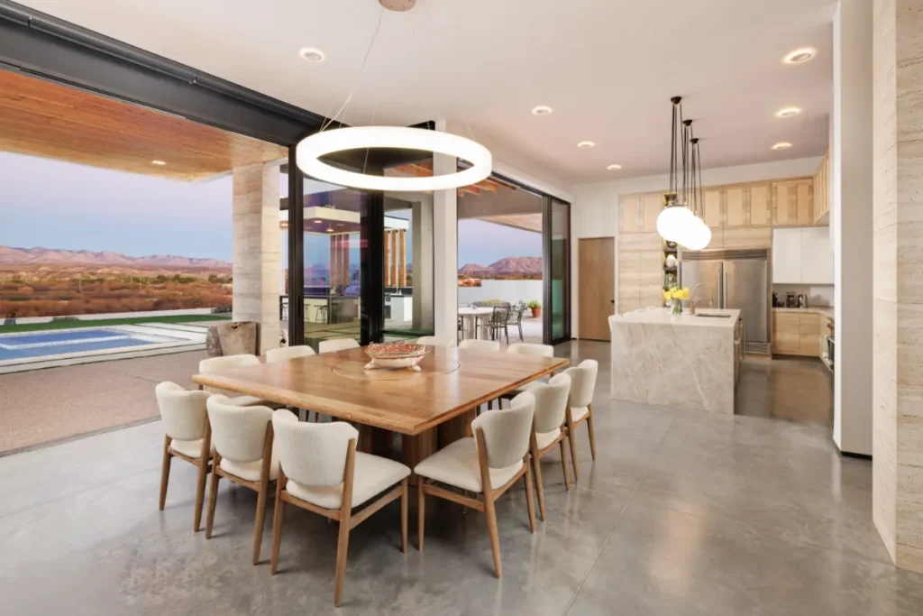 Casa Tubac en Arizona con grandes ventanales abiertos al paisaje