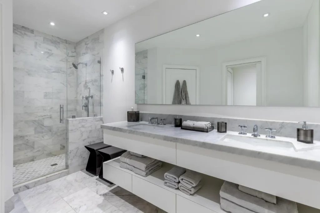 Ideas para reformar un baño pequeño y ganar luz
